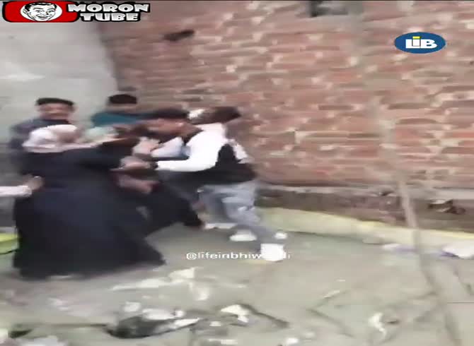 Video: The ceiling collapses due to fighting Indians